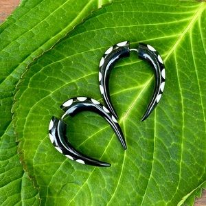 🌈 3/$20 HORSESHOE FAKE GAUGE BUFFALO HORN WHITE POLKADOT DROP EARRINGS